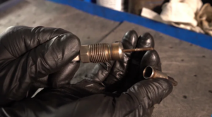 Как безопасно извлечь сломанную свечу зажигания без риска для двигателя