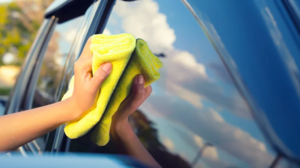 Можно ли использовать обычный стеклоочиститель для мытья автомобильных стекол