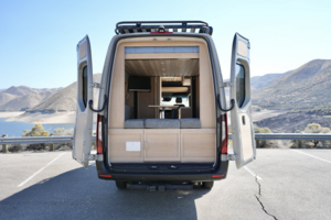 Уникальный кемпер превращается в дом на колесах с подъемной кроватью и гибким багажником