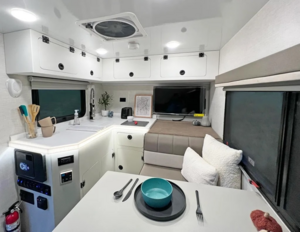 Миниатюрный кемпер Encore Venū 10KB: идеальный выбор для путешествий вдвоем или в одиночку