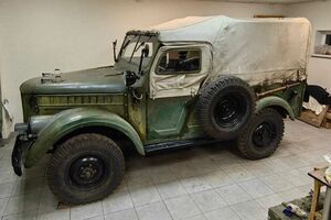 В Саратове продают ГАЗ-69 с военной начинкой: радиостанция спецсвязи, три «Калашникова» и две лопаты