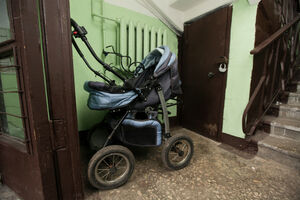 Оставленные у подъезда коляски и санки: почему это может стоить 15 тысяч рублей