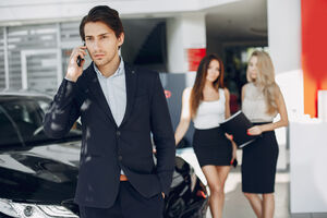 Россияне бросились скупать машины перед ростом цен из-за утильсбора