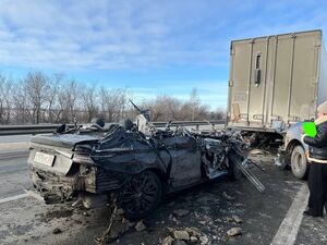 На трассе Тюмень-Омск легковой автомобиль влетел под фуру: двое погибших
