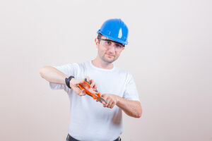 Тест плоскогубцев: какой инструмент не развалится в руках и не заржавеет