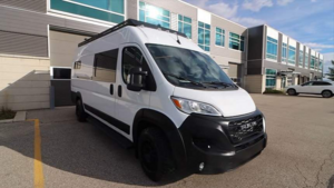 Роскошный кемпер на базе фургона: уют и стиль в каждом элементе интерьера