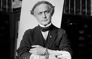 Выплывал в наручниках из проруби, а скончался от пинка: Кто хотел смерти великого иллюзиониста Гудини