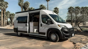 Уютный дом на колесах Pyxis Nautica: как старый фургон стал автономным убежищем