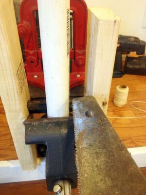 Как ровно отрезать пластиковую трубу в труднодоступном месте