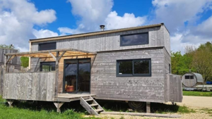 Семейный дом на колесах из Франции удивил размерами и интерьером в стиле замка