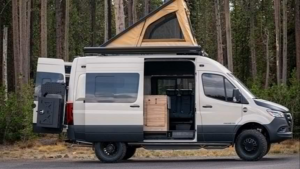 Новый кемпер Cascade Skyliner: выдвижная крыша и кухня для путешествий в любую погоду