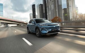 Geely раскрыла российские цены на гибридный кроссовер EX5 EM-i с гарантией 6 лет