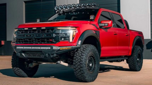 Новый Ford F-150 Raptor R 2025 в ярком цвете Crimson готов к любым испытаниям