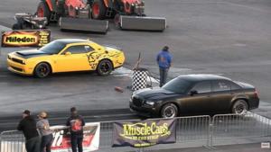Chrysler 300 SRT и Dodge Challenger Demon устроили зрелищную битву на дрэг-рейсинге