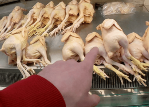Почему в СССР куры продавались с лапками и головами, а сегодня их убирают
