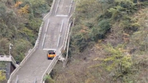 Chery Fulwin X3L не смог покорить лестницу Тяньмэнь и повредил ограждение