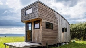 Уникальный дом на колесах у моря: автономный отдых для ценителей уединения