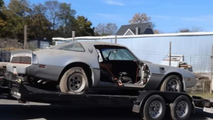 Редкий Pontiac Trans Am 1979 года простоял без дверей в сарае с 1998 года