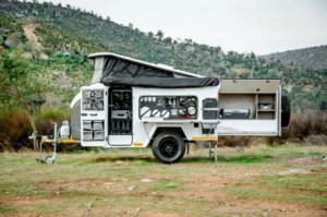 Mobi Nomad представил новые кемперы Sahara и Oribi с двойной осью и корпусом из стеклопластика