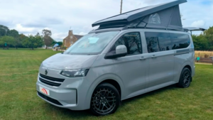 Компактный кемперван с санузлом и кухней удивляет вместимостью и функциональностью