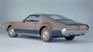 Когда инженеры решились на невозможное: переднеприводные авто с поперечным V8