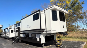 Кроссроудс RV представил гибридный прицеп Hampton 4130DEN для большой семьи 2026 года