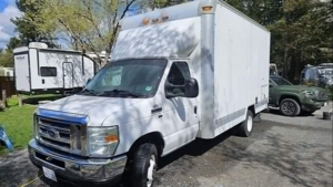 Необычный дом на колесах: как старый грузовик Ford E450 стал уютным убежищем