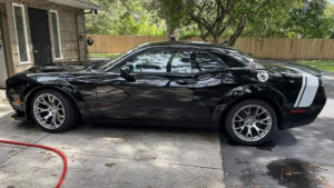 Редчайший Dodge Challenger Black Ghost 2023 года продают с минимальным пробегом и пленкой