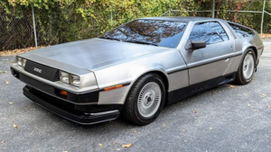 DeLorean DMC-12 1981 года: культовый дизайн и аэродинамический обвес в 2025