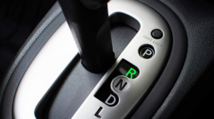 Что произойдет, если случайно включить задний ход на ходу в машине