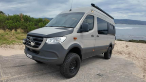 Семейный дом на колесах Salty: австралийский кемпер с роскошным интерьером и продуманной планировкой