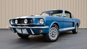 Редкий Shelby GT350 1966 года продается за баснословную сумму на аукционе