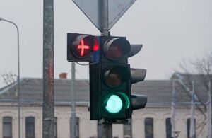 Что означают новые светофоры с красным крестом на перекрестках российских городов