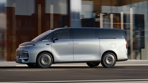 Geely показала гибридный минивэн Galaxy V900 на официальных фото