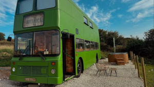 Двухэтажный автобус превратили в уютный дом с авторским интерьером и деревенским шармом