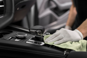 Почему нельзя использовать влажные салфетки для чистки салона автомобиля