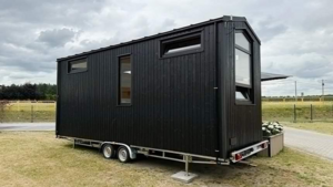 Маленький дом на колесах с необычной гостиной и уникальным обеденным уголком