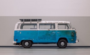 Volkswagen восстановил легендарный микроавтобус T2 после пожаров в Калифорнии