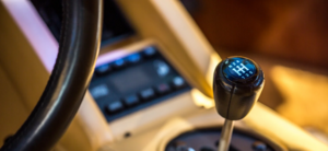 Как выбрать между автоматом и механикой в 2025 году при покупке авто