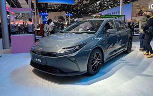 Toyota показала обновленную Corolla с новым лицом и старыми моторами