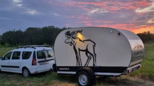 Кемперус Лось: прицеп-автодом с кухней, душем и двухъярусными кроватями для путешествий