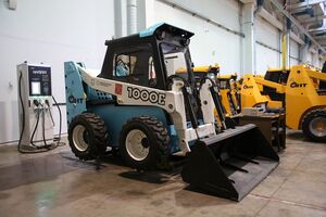 В Санкт-Петербурге представили первый отечественный электропогрузчик для дворовых работ