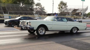 Редкий Lincoln Continental 1969 года дважды обошел современный Camaro на дрэг-стрипе