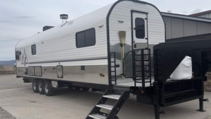 Самый большой прицеп Peak Mountain Camps: автономный дом на колесах для суровых условий