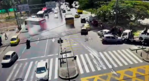 В Колумбии грузовик без тормозов протаранил 12 машин на оживленном перекрестке