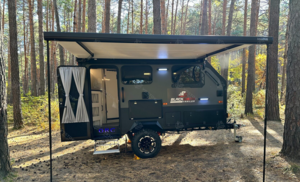 BST Expedition 500: новый прицеп-автодом с электротентом и солнечными батареями