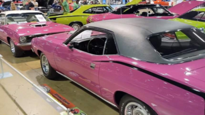 Редчайшие розовые и зеленые Mopar 1970 года на выставке MCACN 2025