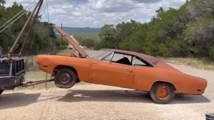 Редкий Dodge Charger 1969 года с новым мотором не доехал до финиша на дрэг-стрипе