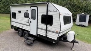 Самый легкий двухосный прицеп для восьми: Taylor Coach 19 Side Door удивляет вместимостью