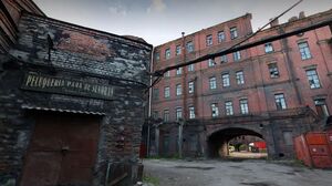 В заброшенных зданиях бывшего завода в Петербурге нашли нелегальные студии для мигрантов